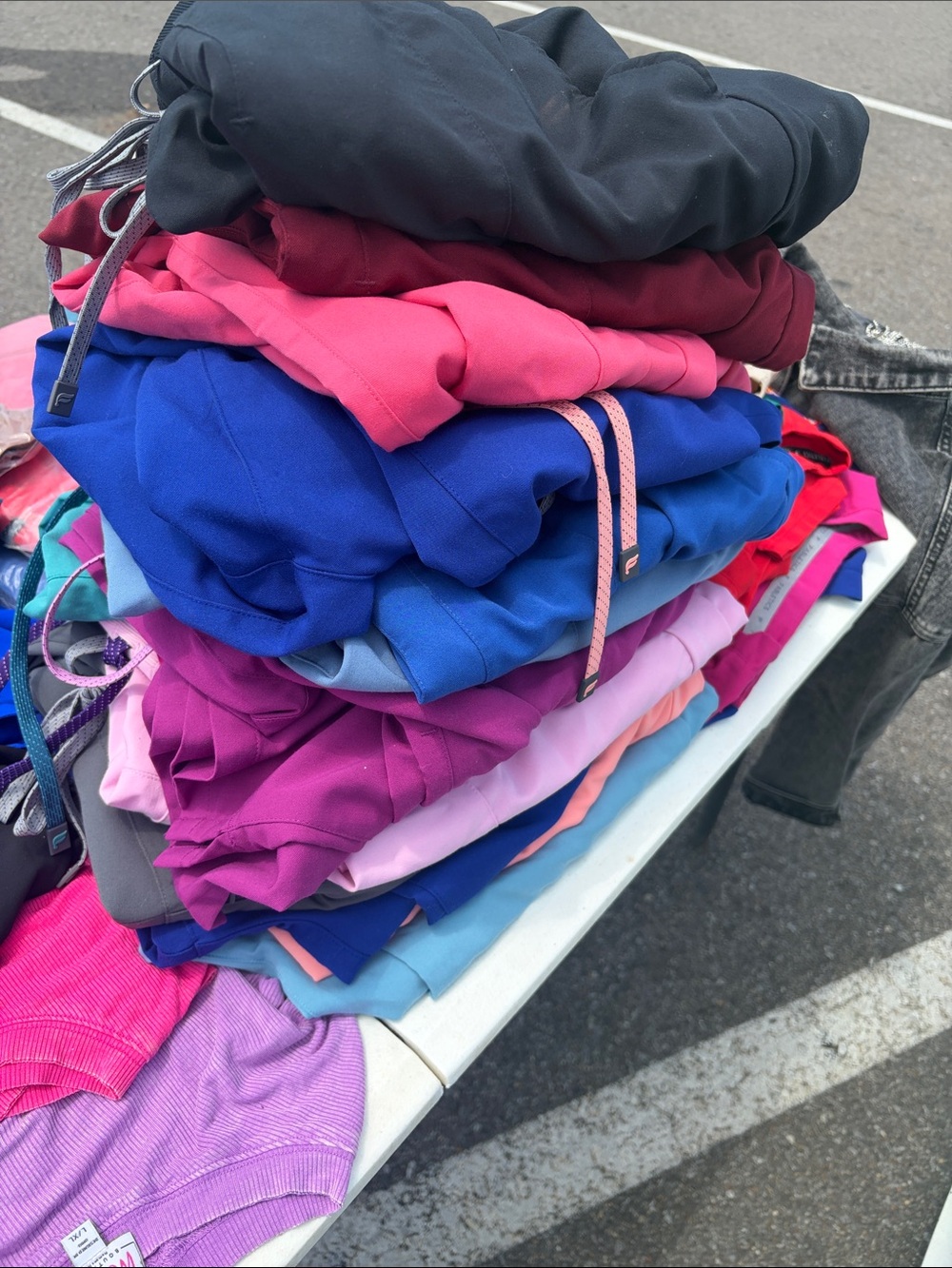 Scrub tops and pants matching 18 a set 10$ pants 8$ tops brand new